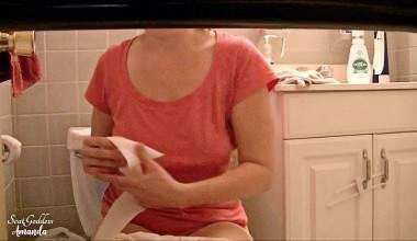 Gassy Bathroom Voyeur