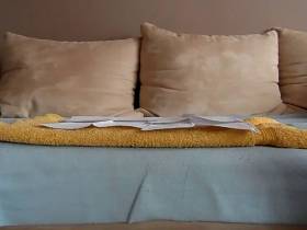 Lange shit on White Box auf ihrer Couch.