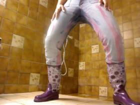 Vorschaubild vom Privatporno mit dem Titel "Neue Gummistiefel in Miss 60 eingeweiht" von EvilBitch