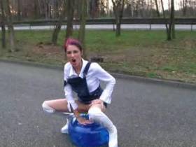 Vorschaubild vom Privatporno mit dem Titel "Outdoor Ficksessel / NS - Autobahn" von MeliDeluxe