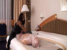 Vorschaubild vom Privatporno mit dem Titel "In Folie behandelt von der Mistress Teil 2" von SMBoy