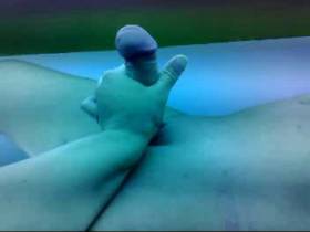 Vorschaubild vom Privatporno mit dem Titel "Solarium dirty talk" von Deine-Chefin