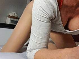 Nylon mit Dildo im Arsch und Pussy
