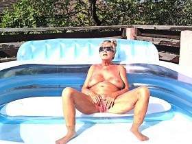 Hammer Geiler Fick im Pool ! Creampie