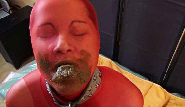 Scat Sklave Victoria in roten Nylons