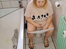 Beim scheissen und pissen am Morgen