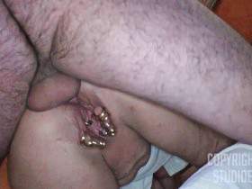 Vorschaubild vom Privatporno mit dem Titel "Piercingfotze schön in´s arschloch gefickt" von STUDIOeins