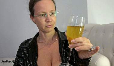 Dominanter Dominakuss in deinem Sekt!