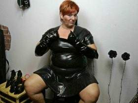 Annadevot - Latexlady mastur****t und gefistet