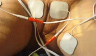 mit Strom und Finger die Votze behandelt