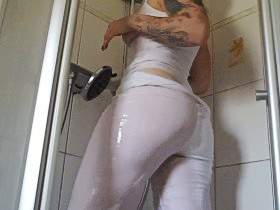 Vorschaubild vom Privatporno mit dem Titel "Weiß, nass, schaumig und geil!" von EvilBitch