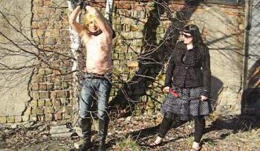 Peitschenhiebe für die Transe - Outdoor 