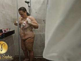 CCTV - BBW secretly filmed while showering and shaving