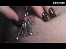 Vorschaubild vom Privatporno mit dem Titel "Nadelkissen - 16 Nadeln in die Nippel!" von CherieNoir