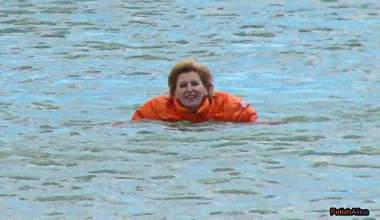 Baden und schwimmen mit Moncler im Meer