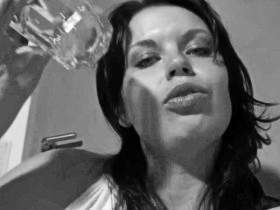 Selbstliebe pur – Heiße Küchensession mit heißem Saft im Glas
