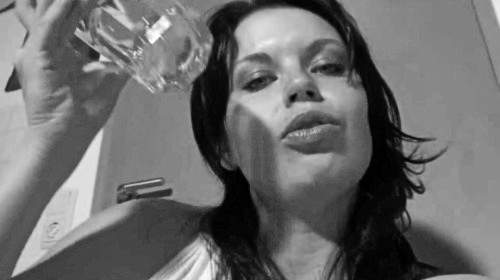 Selbstliebe pur – Heiße Küchensession mit heißem Saft im Glas