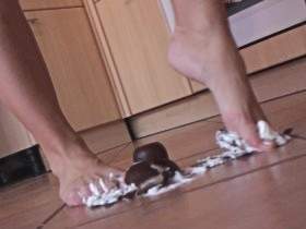 Vorschaubild vom Privatporno mit dem Titel "Schokoküsse vom meinen Füßen erdrückt!" von XelinaRox