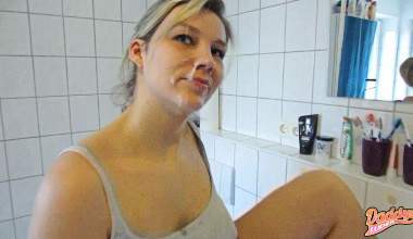 Mit Sperma im Gesicht gepisst