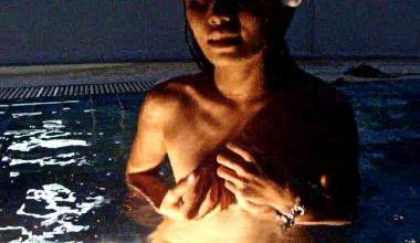 Nackt im Pool
