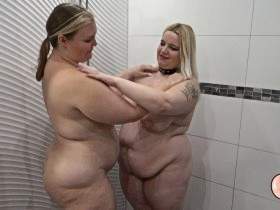 Zwei nasse Curvy Girls in der Dusche – mit Curvy-Lucy