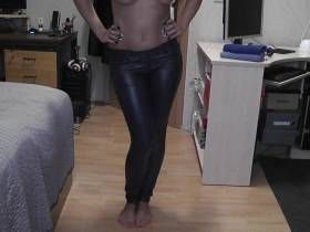 Vorschaubild vom Privatporno mit dem Titel "Lederhose die zweite" von nylon_schlampe