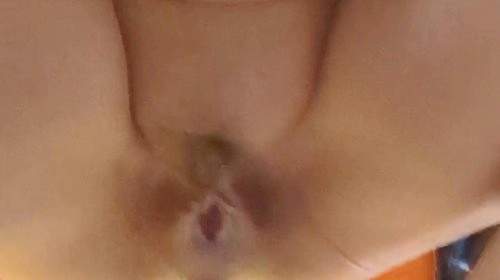 Kacken mit Muschi Pups,dazu pinkeln auf dem Klo