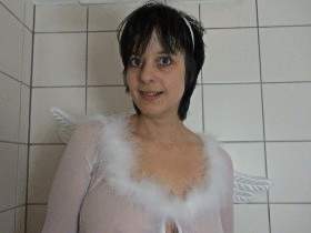 Vorschaubild vom Privatporno mit dem Titel "Pissender Weihnachtsengel" von SweetLongLips