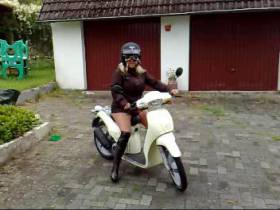 Vorschaubild vom Privatporno mit dem Titel "Low Budget Rollerleasing 1" von Deine-Chefin