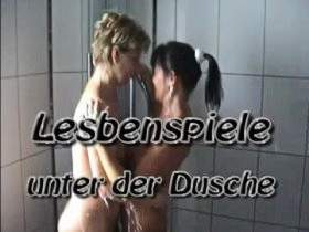 Lesbenspiele unter der Dusche