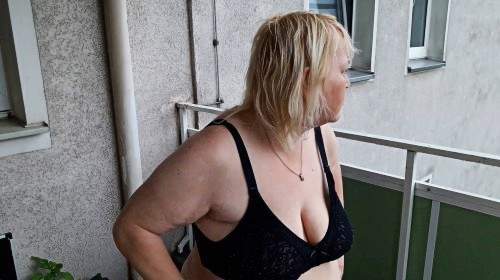 Auf dem Balkon durchs Höschen gepisst