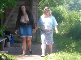 Zwei Lesben - erotischer Spaziergang am See