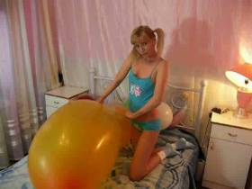 Balloonfetish - Striptease und mehr auf und mit Riesenballon