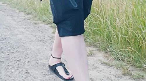 Kleiner Spaziergang in der weißen Unterhose