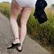 Kleiner Spaziergang in der weißen Unterhose