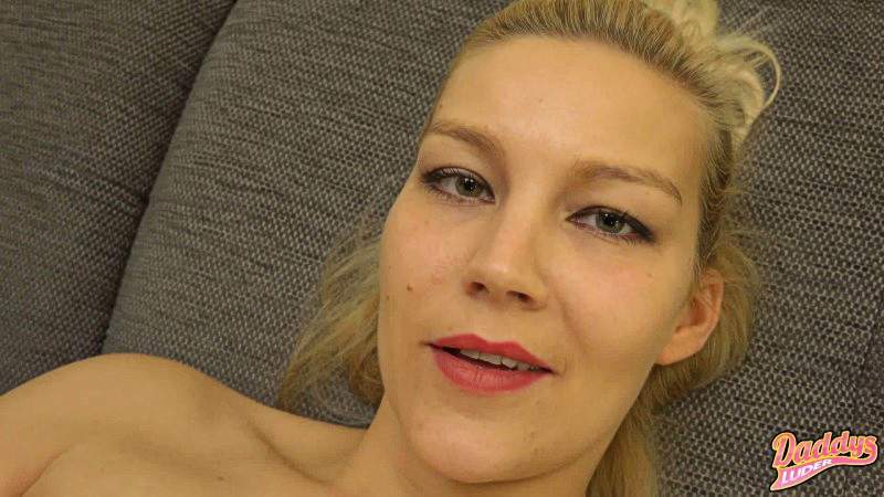 Maedchen Taetowierte Schoen Fisten