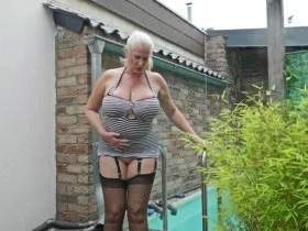 hot piss at the pool