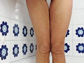 Beine geschlossen gepisst