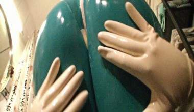 GUMMISCHWESTER - Latex - Notfall im Bad - Teil 1 