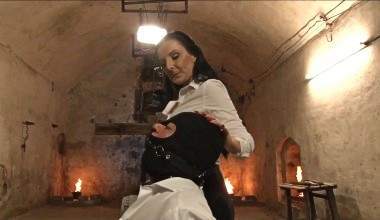 Mitten in die blöde Sklavenfresse