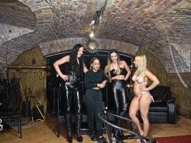 Pisse und Spucke von 4 Damen