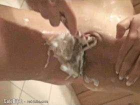 Vorschaubild vom Privatporno mit dem Titel "Teeny-Pussy-Rasur" von CuteBitch