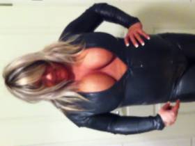 Vorschaubild vom Privatporno mit dem Titel "Latex Bombe - Overkill Boobs ! *privat*" von Deine-Chefin