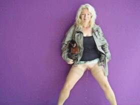 Vorschaubild vom Privatporno mit dem Titel "Frivoles Ausgehen mit 2 mal pissen" von KissiKissi