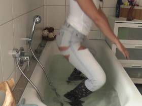 Vorschaubild vom Privatporno mit dem Titel "Wet..wet....wet......wanne" von nylon_schlampe