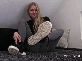 Sneaker Girl lets you cum on her shoes