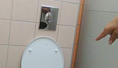 Öffentliches Campingplatz Klo, kacken und pissen!