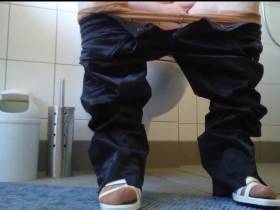 Vorschaubild vom Privatporno mit dem Titel "Klo: Riemchen Schuhe" von nylonjunge