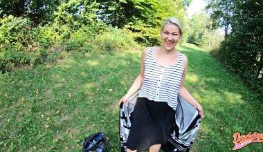 Orgasmus beim Girlfriendsex am Badesee mit krasser Buschbefruchtung