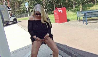 Es strullt so schön auf Deutschlands Straßen!Geiler Public Piss!